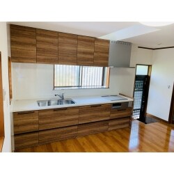 床を直したいということでしたが、
床板を張り替えるのにキッチンを取り外さないと出来なかった為、
折角ならということで、キッチンも一緒にリフォームをさせて頂きました。