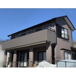 現状確認したところ、ベランダの壁がブカブカしており、
雨が入っている事が予想されましたので、当初外壁塗装のご依頼でしたが、
急遽ベランダの改修工事も含めてご提案させて頂きました。