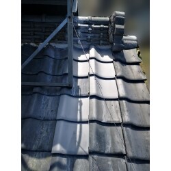 瓦の下地が傷んでおらず、目に見える部分では雨漏りがなかった為、
悪くなった部分のみの瓦の交換工事で対応致しました。