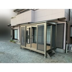 サンルームとテラスを悩まれていましたが、テラスですと、
雨風、花粉を遮ることが出来ない為サンルームを設置することとなりました。