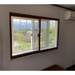 今回は、内窓をご提案させて頂きました。
ＬＩＸＩＬのインプラスという商品で、
結露抑制、断熱効果、防音効果、冷暖房効率アップなどの効果が
期待できるサッシとなっています。