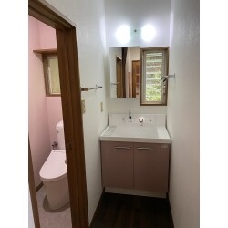 トイレにはLIXIL アメージュZ

洗面にはLIXIL ピアラを使用いたしました。