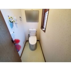 トイレ交換する際に、床のクッションフロア(CF)も張替えるよう提案させて頂きました。