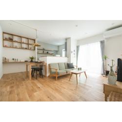 リビングに飾り棚を取り付け、床材と建具のバランスがとてもきれいに出来上がりました。