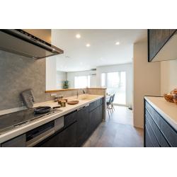 家電収納庫付きのシステムキチン。食器洗い洗浄機も付いて豪華です