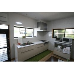最近のキッチンは、収納量が全然違います。壁、床、天井、サッシ、照明とすべてを改修することで、キッチンだけの入れ替えと違い、新築のように見違えます。狭く感じていたダイニングキッチンは、収納量が増えただけで、すっきりしました。
