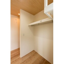 今の収納は、ウォークインクローゼットが主流です。洋服を掛けた下にＢＯＸの引き出しを置くことで、沢山の収納が出来ます。また、棚の上にはバックなど置くことが出来ます。