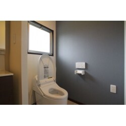 洗面室から開口を広くしたトイレは自分の家だからこそできる間取りです。