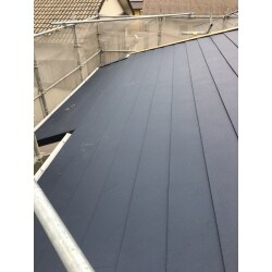 スレート瓦も毎日日光に照らされ、雨風に打たれ、何もしなくて持ち続けるということは有りません。