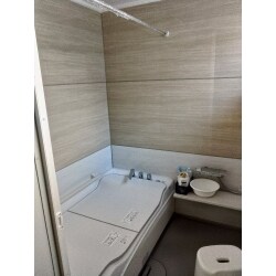 クリナップのシステムバス、アクリアバスを採用。
浴槽は人工大理石が標準仕様であり、床に温かいシャワーを自動散布しヒートショックを防ぐ床夏シャワーや座りながら入浴ができる腰掛スペースが付いたスムーズ浴槽など、機能面も申し分ありません。
