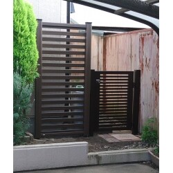 耐久性に優れた樹脂製ですが、温かみがあり周辺環境に馴染みやすい木目調のデザインです。
強度が必要な部分には、芯材にアルミ形材を使用しています。
塗替えの必要がなく、メンテナンスも簡単です。