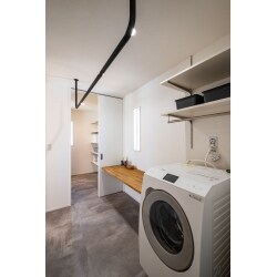 収納自慢の洗面室は、洗濯室と洗面室を完全分離しています。