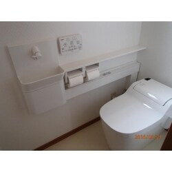 タンクレストイレに薄型手洗器を壁に設置しスッキリ！