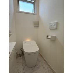 寝室が隣にあるため、夜間や早朝の使用音が気になるというお悩みがありました。そこで静音性に優れたPanasonicアラウーノへ交換。水流音や作動音が抑えられ、就寝中のご家族にも配慮された快適なトイレ空間になりました。お掃除もしやすく、清潔な状態が長く保てます。