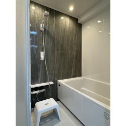 老朽化やタイル目地の汚れによるお手入れ負担を解消するため、タカラスタンダードのシステムバス「グランスパ」1216サイズへ交換しました。出入りしやすいセミスクエア浴槽と高断熱浴槽仕様により、快適性と保温性を向上。壁には汚れが付きにくい高品位ホーローパネル、床には清掃性と耐久性に優れたキープフロアを採用しました。浴室正面の壁はアクセントパネルにし、マグネット対応収納で使い勝手にも配慮した、明るく快適な浴室空間に仕上げています。