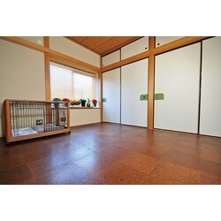 コルクの床と珪藻土の壁で快適に