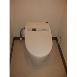 タンクレストイレでスッキリとしたトイレに