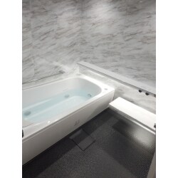 リフォーム後のユニットバス：TOTO　シンラWKシリーズＲタイプ1418にお取替え。
壁パネルはプレミアムグレードのアジャックスホワイトという天然素材を再現した石目調のデザインです。
アジャックスホワイトはシンラ(戸建て向け)人気壁柄ランキングで1位に選ばれた人気の柄です。