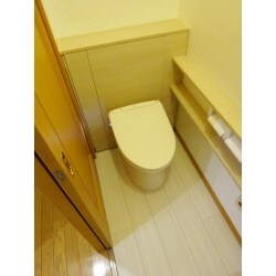 リフォーム後のトイレ：TOTO　レストパルＬ型Ｓサイズ　スリム収納タイプにお取替え。