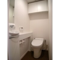 白を基調とした機能的なトイレ