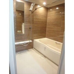 リフォーム後のユニットバス：LIXIL　リノビオＶ　１６２０サイズにお取替え。
浴室としてはかなり広いタイプです。お客様がこだわられたのはＷ１６００のロング浴槽です。足が伸ばせてゆっくりとお湯につかれます。
