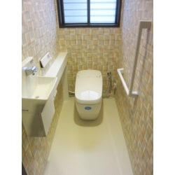 リフォーム後のトイレ：LIXIL　サティスGタイプ手洗いカウンター付　フロートタイプ