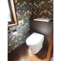 ウィリアム・モリスのクロスで上品なトイレに