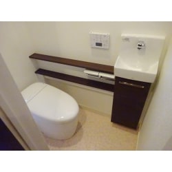 リフォーム後のトイレ(2階)：TOTOのネオレスト・ハイブリット手洗器付(カウンタータイプ)にてお取替え