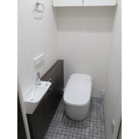 手洗器も新設してシックで落ち着きのあるトイレ空間に