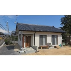 旧街道沿いに、母屋、納屋、蔵からなる大きな屋敷がありました。しかし、高齢のお父様の一人暮らしの為、管理が十分できませんでした。そこで、お父様の為のコンパクトな平屋へと建替えました。