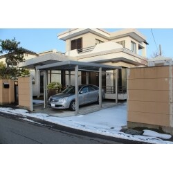 ブロック塀を一部取り壊し、カーポートの入り口としました。