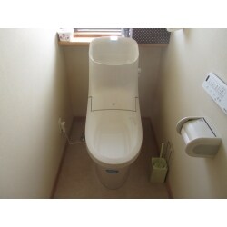 節水型トイレに加え、掃除のしやすいフチレスタイプに交換しました。