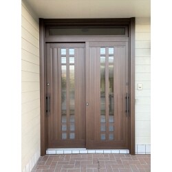 旧来のアルミ色の玄関から木目柄の洋風ベーシックな扉デザインへと生まれ変わり、断熱製（ペアガラスサッシ）、防犯性（ピッキングに強いディンプルキー）にも優れています。
