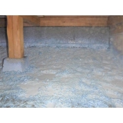 土壌に水性アクリル樹脂による強固な防蟻、防湿皮膜を形成する工法です。処理層に含まれる防蟻剤がシロアリの侵入を防ぐとともに、土壌からの湿気を大幅に抑え、床下に発生する「カビ」や「腐れ」を抑制します。