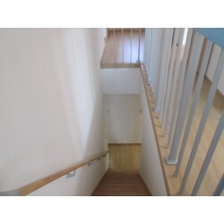 2階の手すりを腰壁ではなく、光を１階へ取り込めるようにスリットにしました。
間取り変更後のお部屋の使い方に合わせて、階段の上り位置も変更しました。
