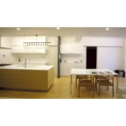 マンションリノベーションでのオーダーキッチンです。人工大理石のデュポン・コーリアンの清潔感あるホワイトと、竹の節目が美しい木目とのコントラストが空間に浮かび上がります。