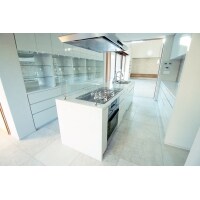 白の塗装扉が美しい ゲートスタイルのキッチン