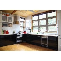 ホワイト×ダークブラウンの 大きなL型キッチン