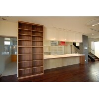 赤とグレーのさし色が効いた コの字型キッチン