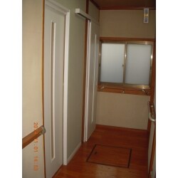出入口は上吊式の引戸とし、敷居をなくしました。