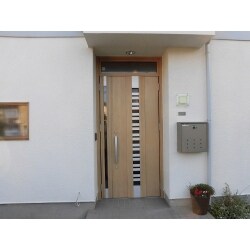 木目調の玄関ドアに交換し、優しい印象の玄関になりました。
断熱玄関ドアなので、結露しにくく、断熱性能がアップしました。
