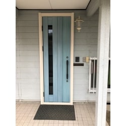 1DAYリフォーム！ナチュラルなイメージの玄関ドア。アイスブルーの玄関ドアが優しく出迎えてくれます。