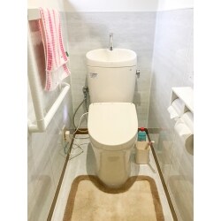 　壁面と床にはタカラの「ホーロークリーンパネル」を使用することで、明るく清潔感のあるトイレになりました。
「ホーロークリーンパネル」はニオイ移りもせず、汚れも染み込まないため、お手入れはサッと拭くだけでキレイになります。