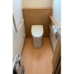 収納力と機能性を両立したキャビネット型のトイレです