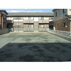 アパートの基礎を撤去後、駐車場を整地