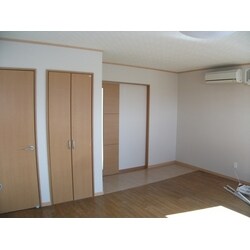 収納部分が隣室への間仕切りに