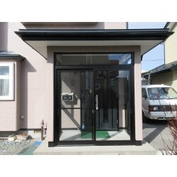 風除室の取付け工事をしました。
