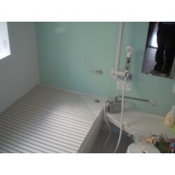 浴室を増築し0.75坪から1坪にし。ユニットバスにしました。ガス給湯器も追焚くタイプに取り替えました。