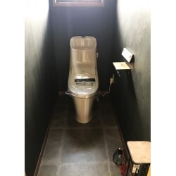 「トイレを今風にイメージチェンジしたい」というご要望にお応えして、クロス張替の内装工事パックプランによるリフォームをいたしました。新築のようなトイレに、大満足のお声を頂きました。