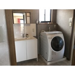 洗面台は施主様がご用意されたメーカーのもので、設置のお手伝いをさせていただきました。これまでのリフォーム工事経験を活かして、造作のご要望にもお応えいたします。